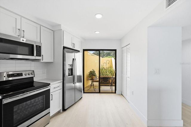 7520 SUNSHINE SKYWAY LANE S T19, St Petersburg, FL 33711