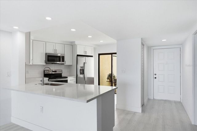 7520 SUNSHINE SKYWAY LANE S T19, St Petersburg, FL 33711