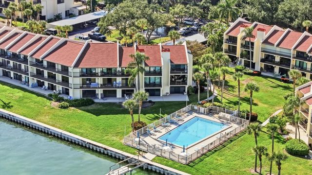 7520 SUNSHINE SKYWAY LANE S T19, St Petersburg, FL 33711