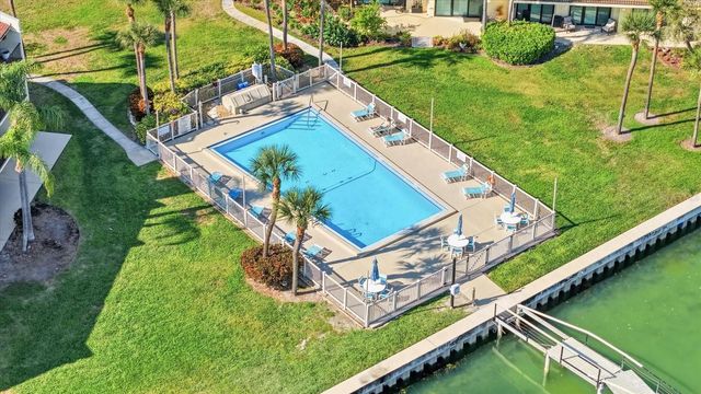 7520 SUNSHINE SKYWAY LANE S T19, St Petersburg, FL 33711