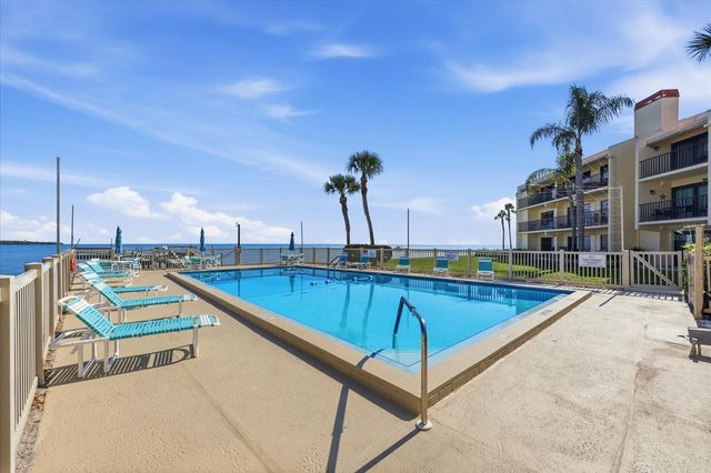 7520 SUNSHINE SKYWAY LANE S T19, St Petersburg, FL 33711