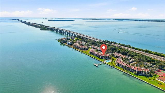 7520 SUNSHINE SKYWAY LANE S T19, St Petersburg, FL 33711