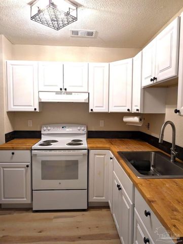 28 Mindoro Cir, Pensacola, FL 32507