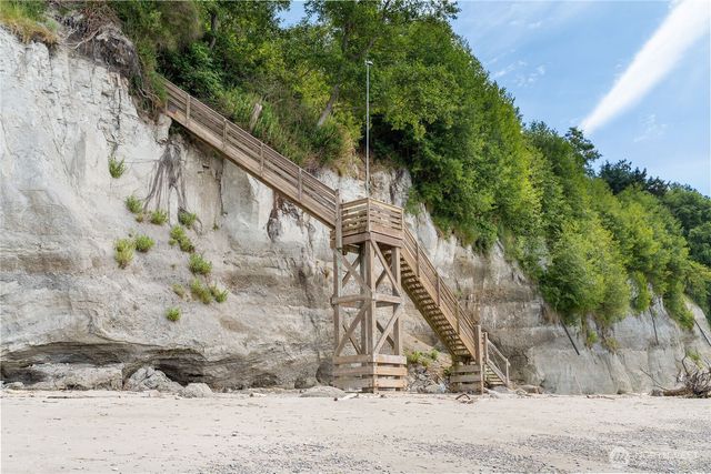 3384 S Smugglers Cove Road, Greenbank, WA 98253