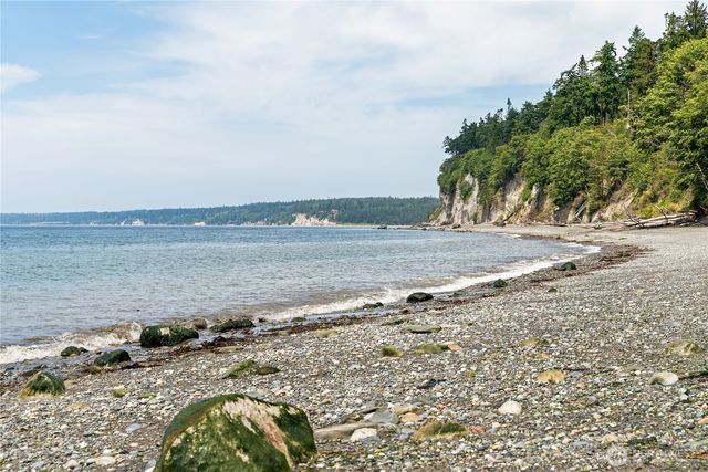 3384 S Smugglers Cove Road, Greenbank, WA 98253