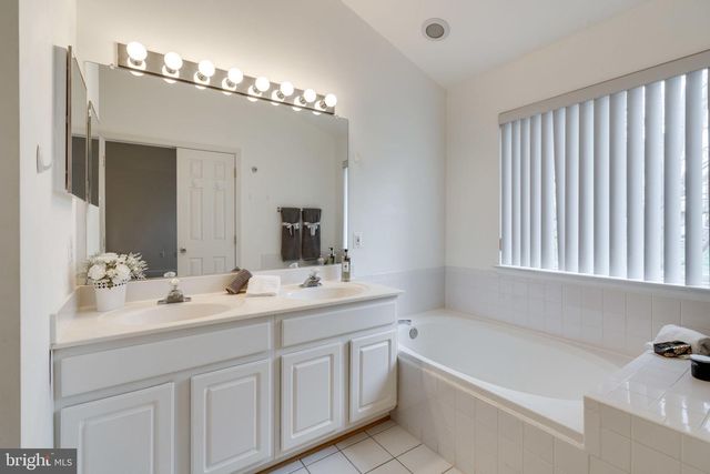 5136 BALLYCASTLE CIR, Alexandria, VA 22315