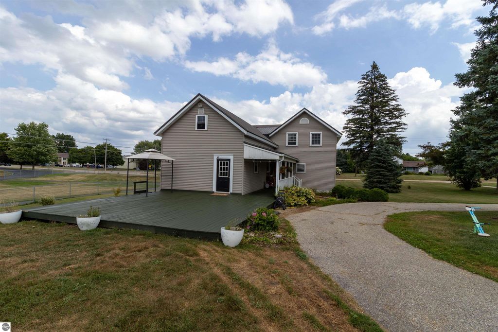 Image 4 of property listing at 364 S Chippewa Street, Shepherd, MI 48883