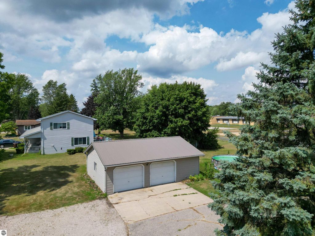 Image 5 of property listing at 364 S Chippewa Street, Shepherd, MI 48883