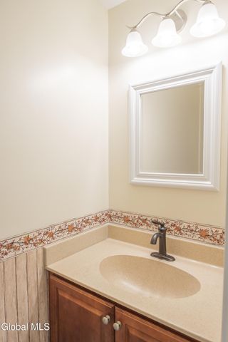 2370 Nott St E, Niskayuna, NY 12309