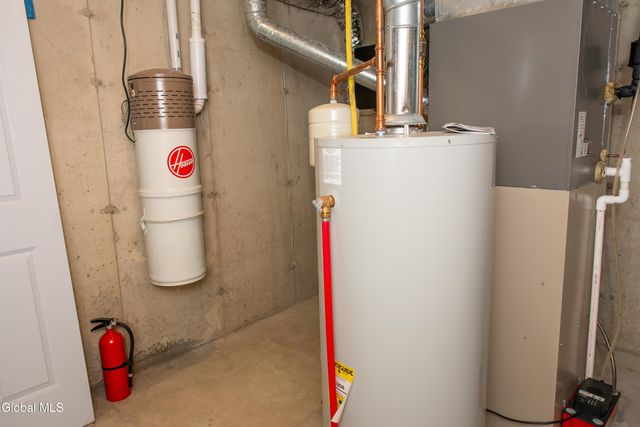 2370 Nott St E, Niskayuna, NY 12309