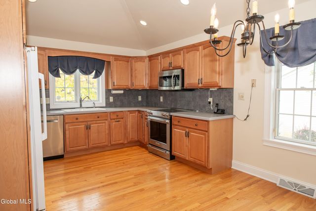 2370 Nott St E, Niskayuna, NY 12309