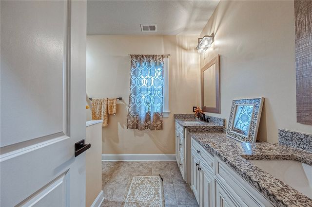 180 Laurel Place Ln, Upper St Clair, PA 15241