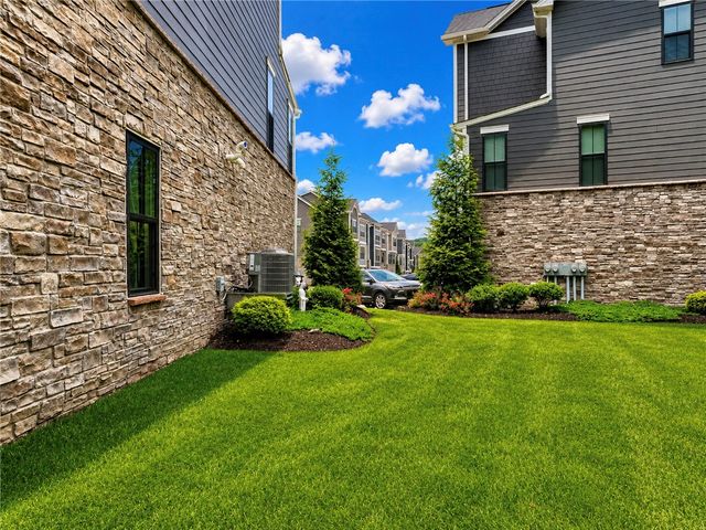 180 Laurel Place Ln, Upper St Clair, PA 15241