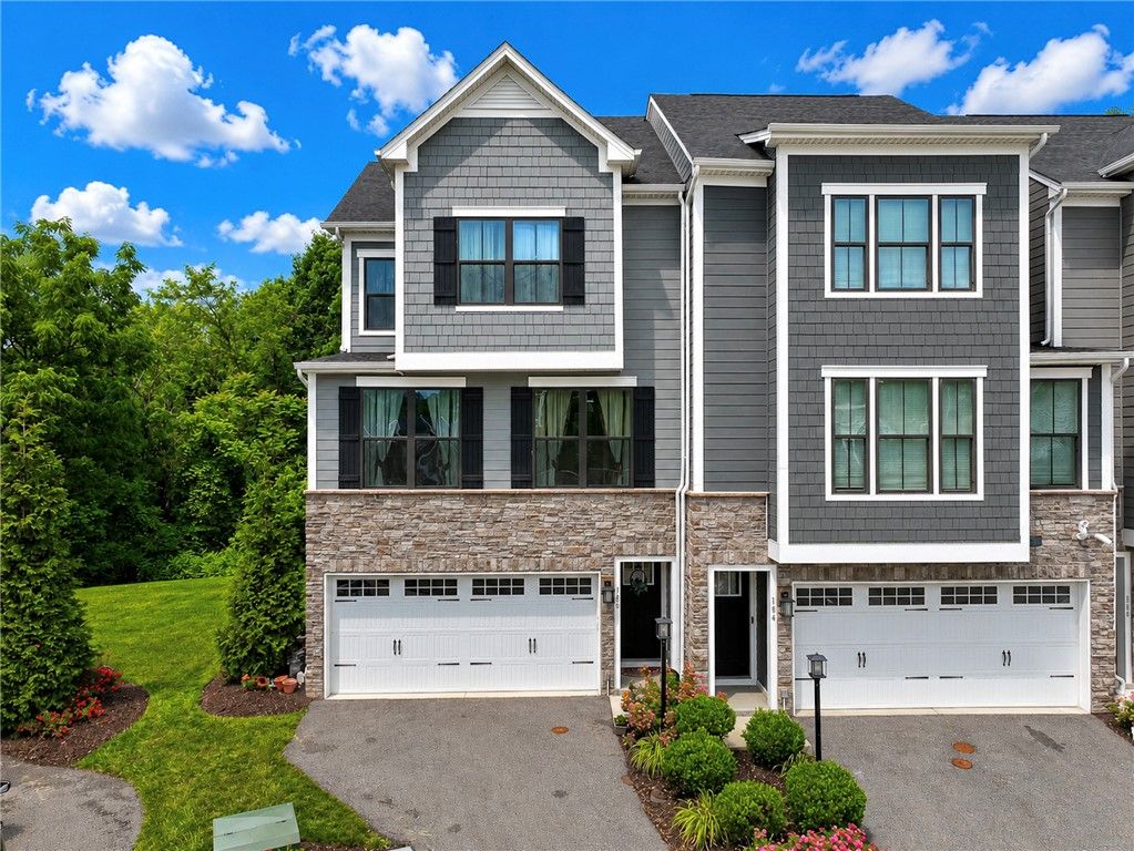 180 Laurel Place Ln, Upper St Clair, PA 15241