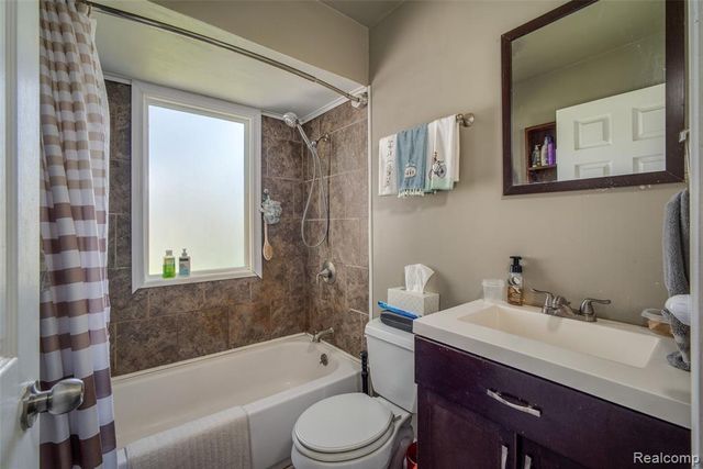 840 W Rose Center Road, Holly, MI 48442
