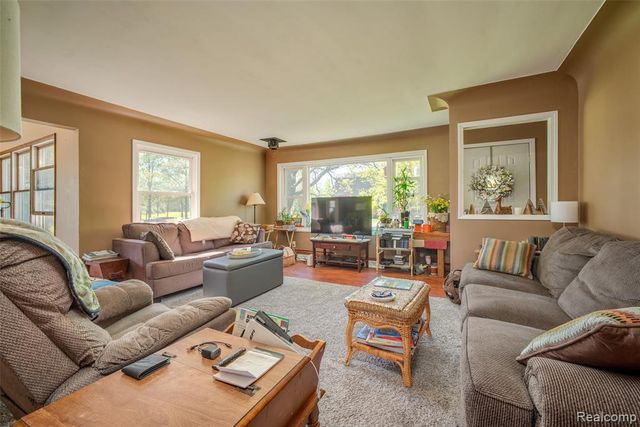 840 W Rose Center Road, Holly, MI 48442
