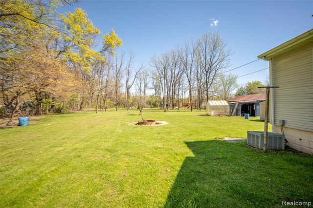 840 W Rose Center Road, Holly, MI 48442