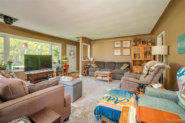 840 W Rose Center Road, Holly, MI 48442