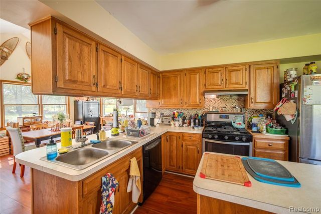 840 W Rose Center Road, Holly, MI 48442