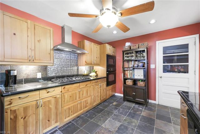 429 Mango DR, Virginia Beach, VA 23452