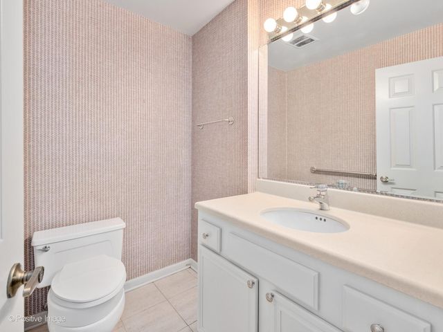1401 Burr Oak Road 416B, Hinsdale, IL 60521