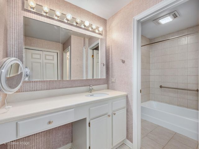 1401 Burr Oak Road 416B, Hinsdale, IL 60521