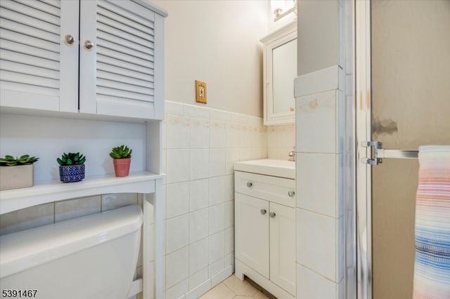 65 E Gouverneur Ave, Rutherford Boro, NJ 07070