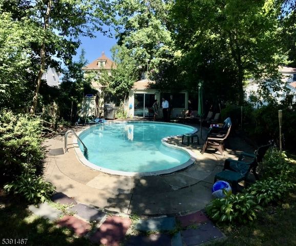 65 E Gouverneur Ave, Rutherford Boro, NJ 07070