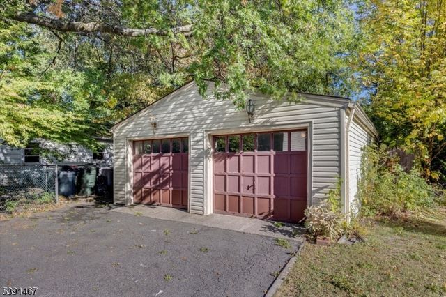 65 E Gouverneur Ave, Rutherford Boro, NJ 07070