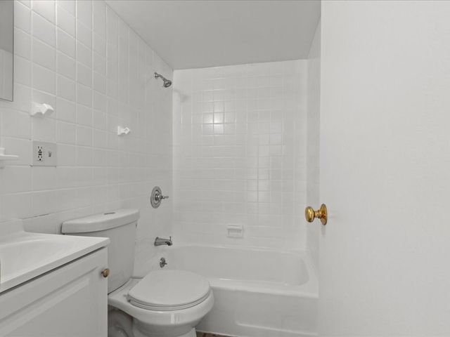 110 Lanark Rd 10, Boston, MA 02135