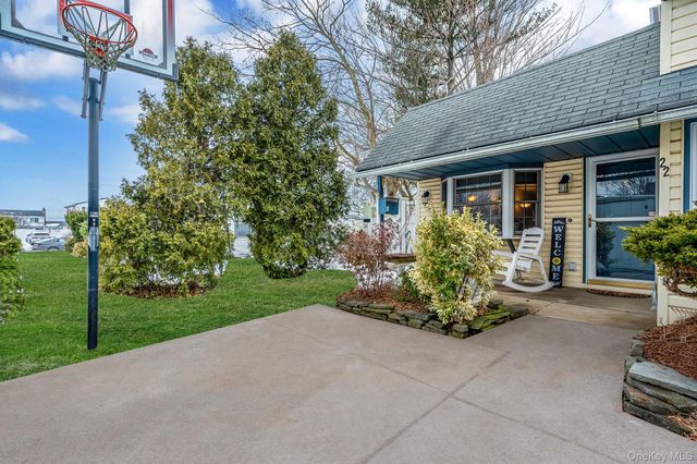 22 Mercury Lane, Levittown, NY 11756