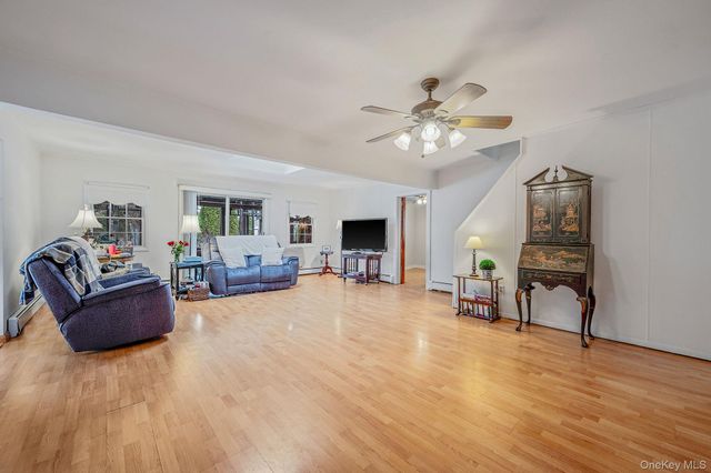 22 Mercury Lane, Levittown, NY 11756