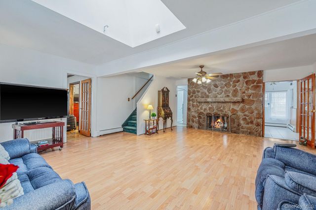 22 Mercury Lane, Levittown, NY 11756