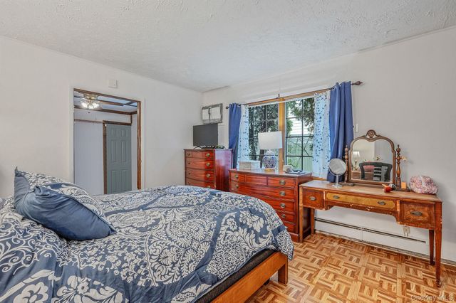 22 Mercury Lane, Levittown, NY 11756