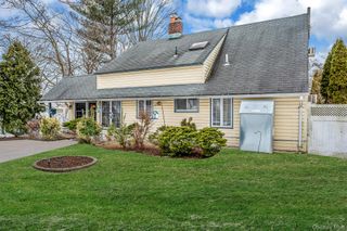 22 Mercury Lane, Levittown, NY 11756