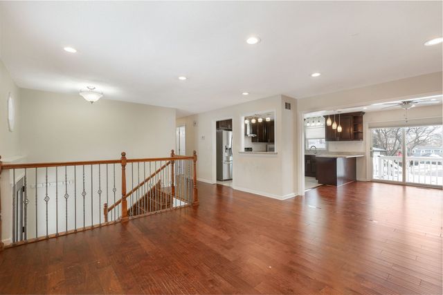 933 Columbia Court, Carol Stream, IL 60188