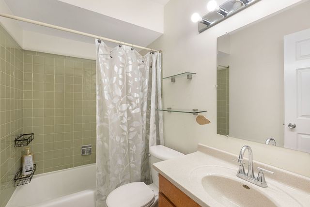 933 Columbia Court, Carol Stream, IL 60188