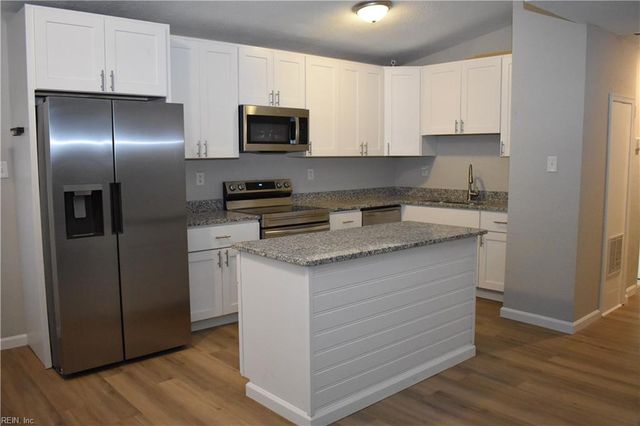 1209 Sparrow RD, Chesapeake, VA 23325