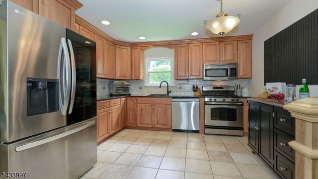 42 Stirling Ln, Wayne Twp., NJ 07470