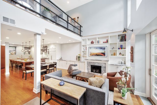 541 W Belmont Avenue, Chicago, IL 60657