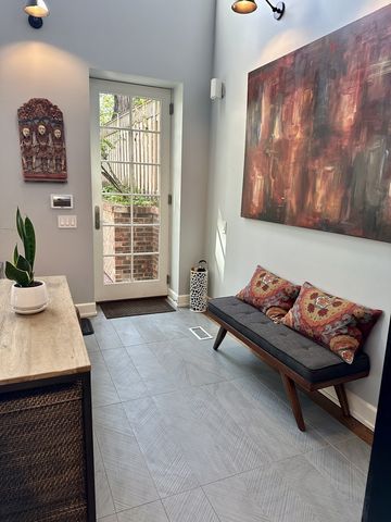 541 W Belmont Avenue, Chicago, IL 60657