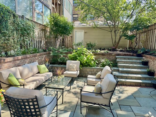 541 W Belmont Avenue, Chicago, IL 60657