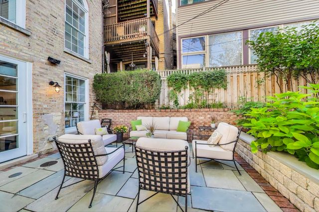 541 W Belmont Avenue, Chicago, IL 60657