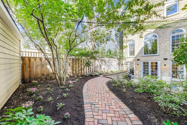 541 W Belmont Avenue, Chicago, IL 60657