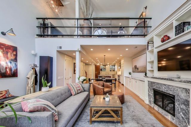 541 W Belmont Avenue, Chicago, IL 60657