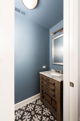 541 W Belmont Avenue, Chicago, IL 60657