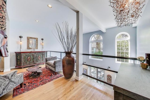 541 W Belmont Avenue, Chicago, IL 60657