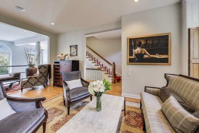 541 W Belmont Avenue, Chicago, IL 60657