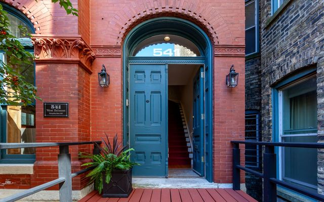 541 W Belmont Avenue, Chicago, IL 60657