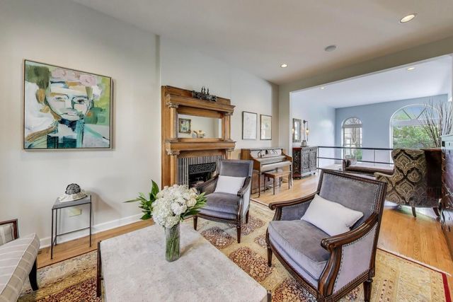 541 W Belmont Avenue, Chicago, IL 60657